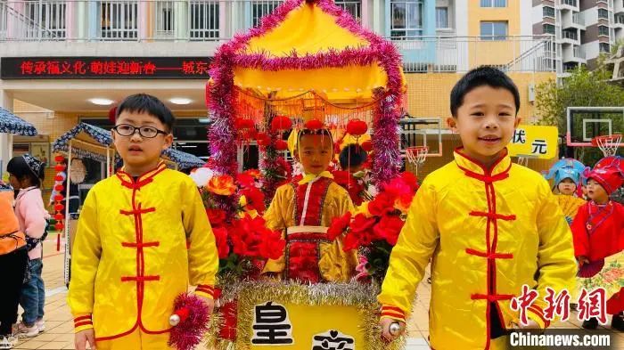 客家走古事民俗活動融入開學季。 永定區(qū)融媒體中心供圖