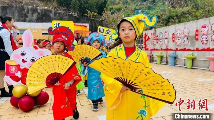 一出出演出讓新春后的校園變得熱鬧、喜慶。 永定區(qū)融媒體中心供圖